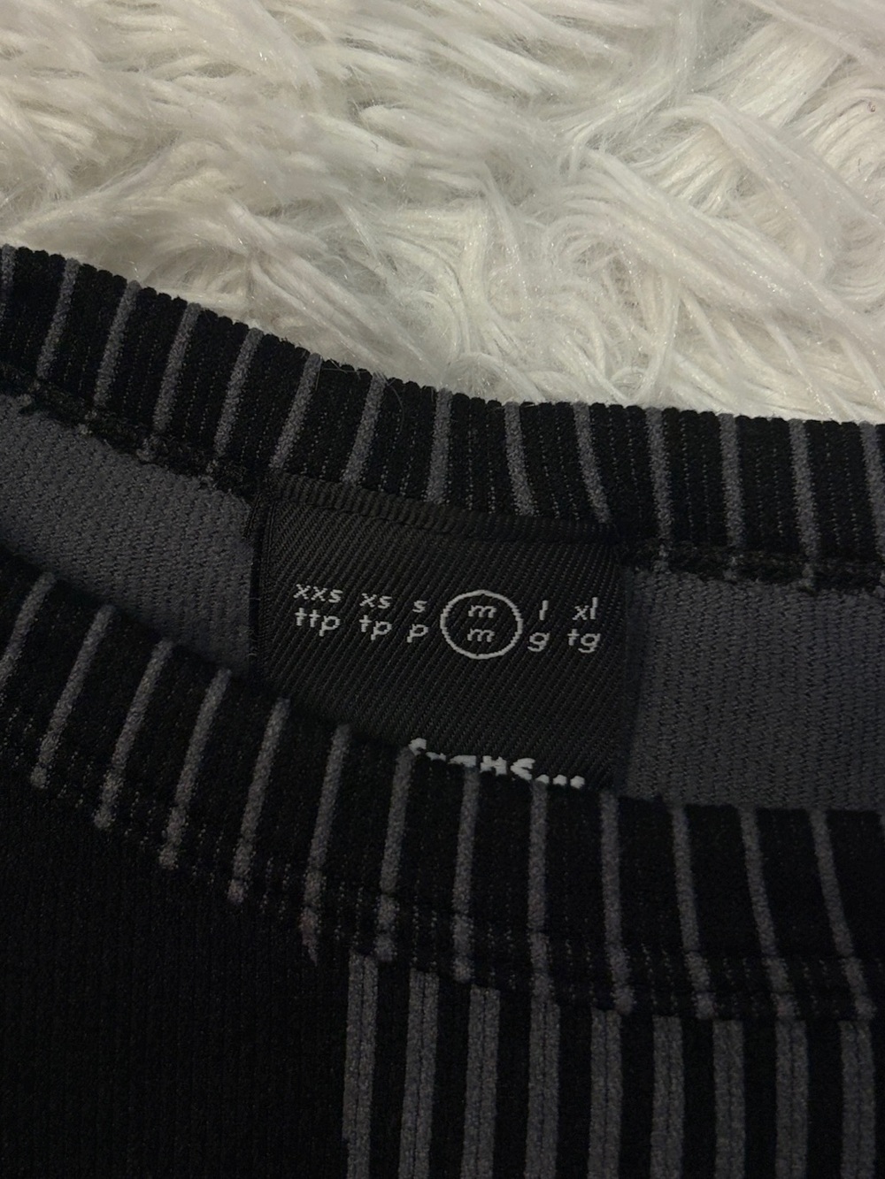 UO iets frans... Black Lara Long-Sleeved Longline Tie-Back Top - Picture 3 of 4